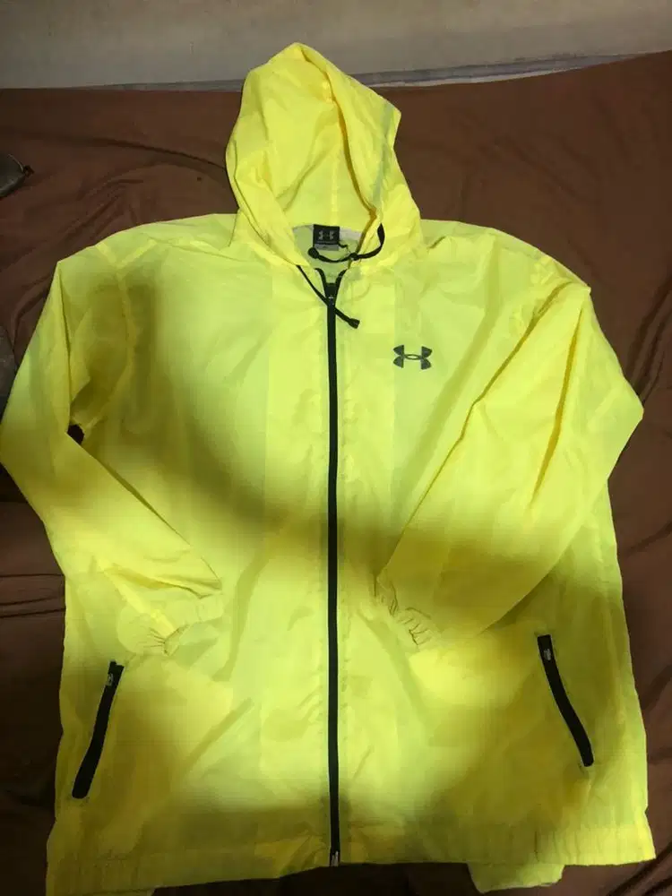Jaket Hujan Under Armour.