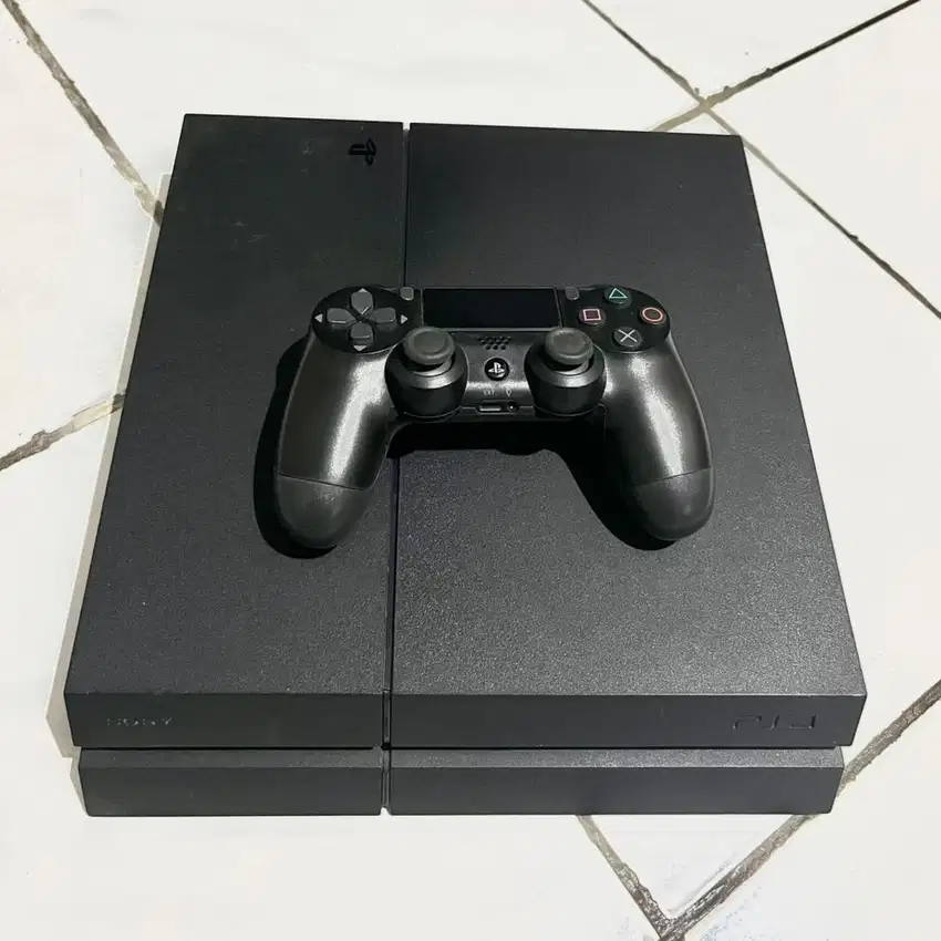 PS4 + 1 Console (No Box) + 2 Game sesuai gambar