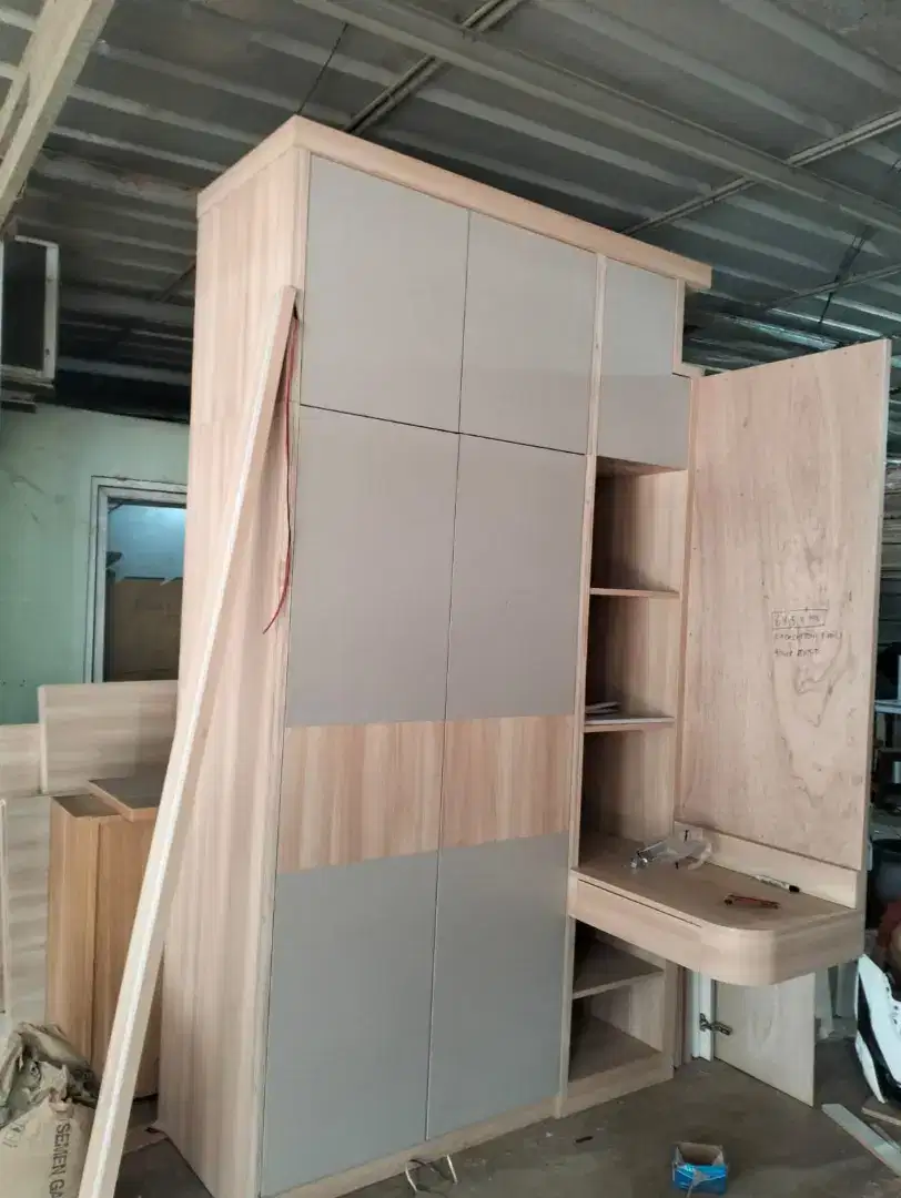 Lemari pakaian , Meja rias , Tempat tidur