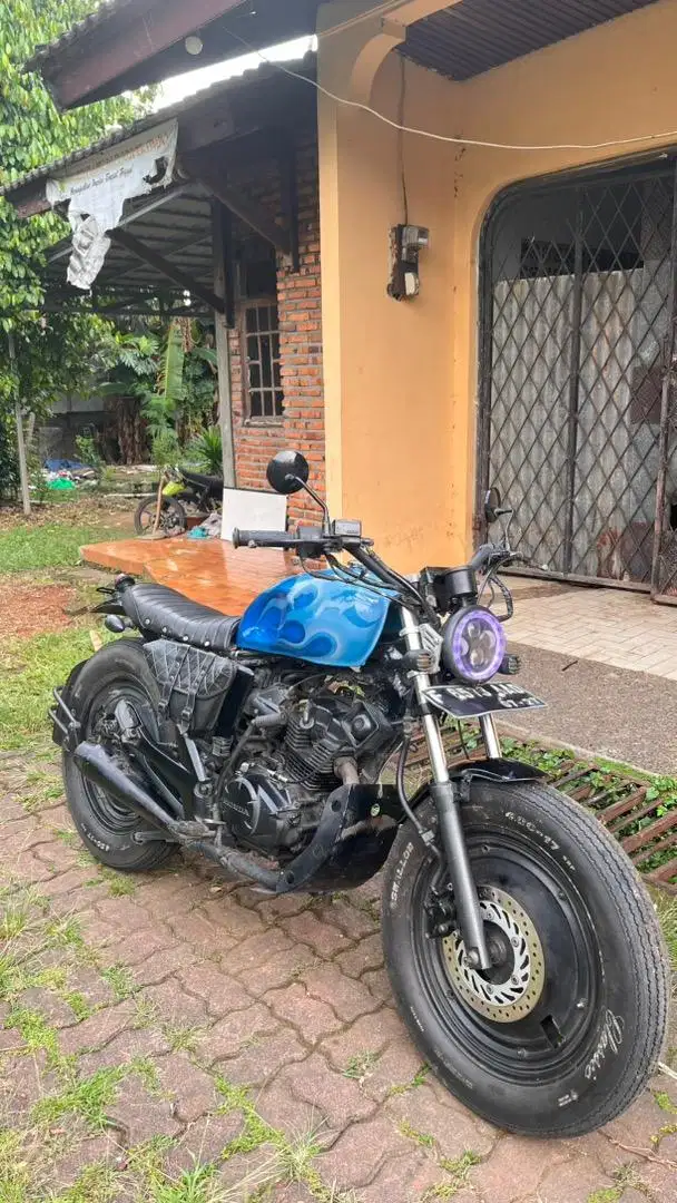MOTOR CUSTOM (BRATSCAFE HONDA MEGAPRO)