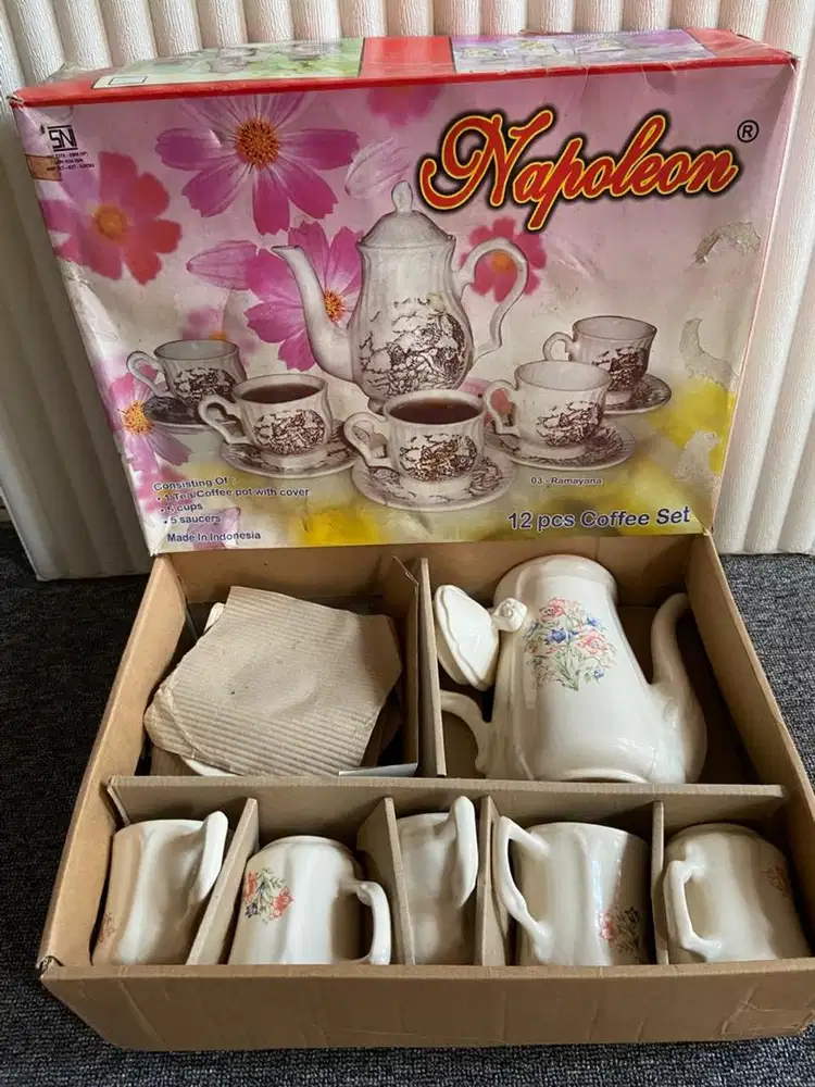 DIJUAL SET KERAMIK 5 CANGKIR 1 TEKO AIR SECOND LIKE NEW