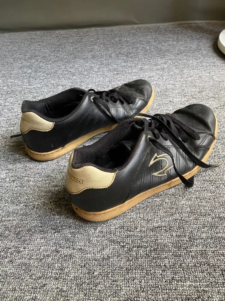 SEPATU SNEAKERS PRIA MERK TOMKINS SIZE 43 SECOND NEGO