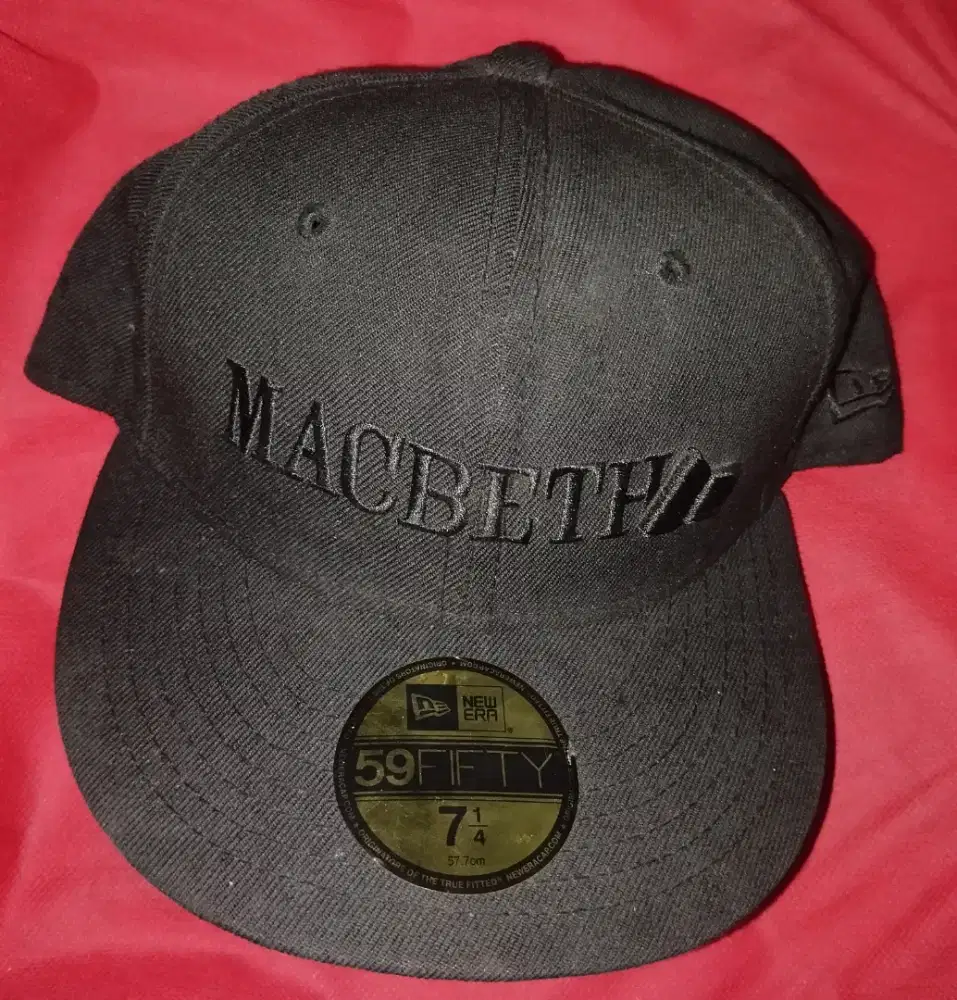 Macbeth topi hitam