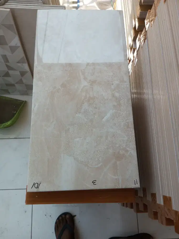 Keramik ukuran 30x60 motif