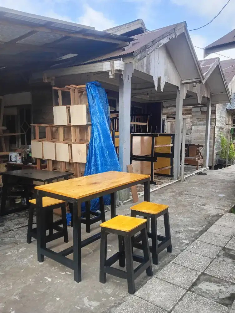 Meja makan + 4 kursi