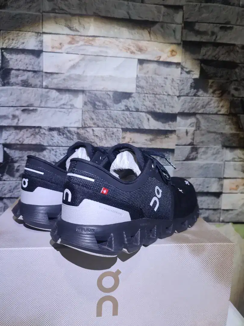 Preloved 99% Sepatu on running On Cloud X3