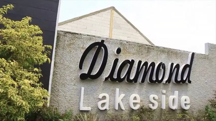 Rumah di Diamond Lake Side, Sawangan, Depok (Hook - Semi Furnish)