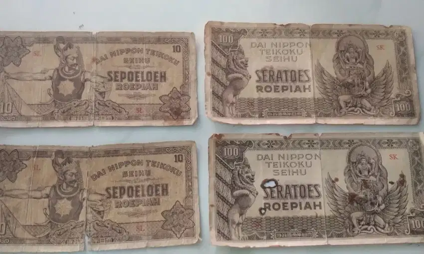 Empat lembar uang kertas kuno seri wayang