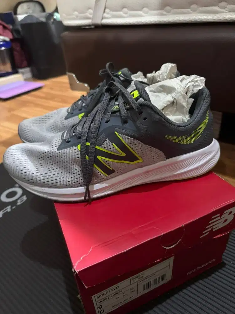 Sepatu Running Pria New Balance Size 42
