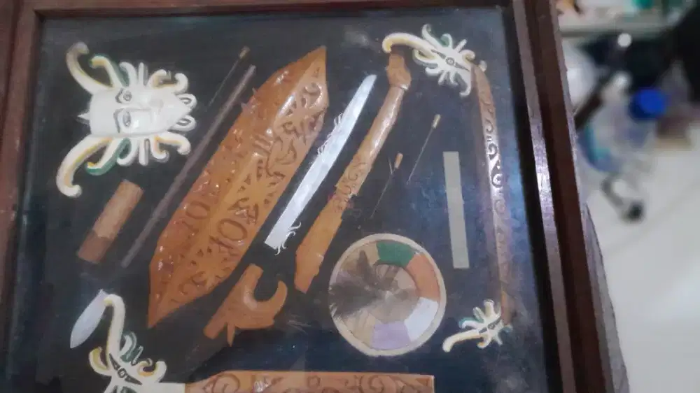 Pajangan senjata suku dayak kalimantan