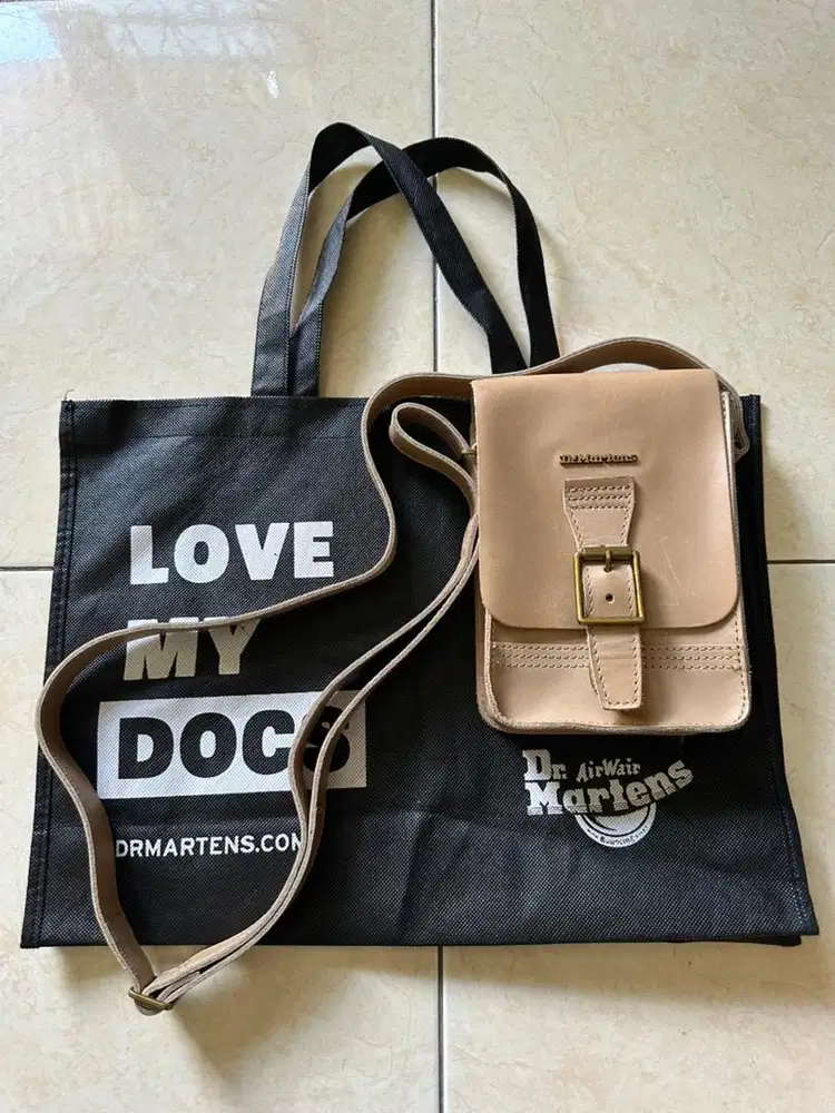 Sling bag Dr martens ori kondisi 98%