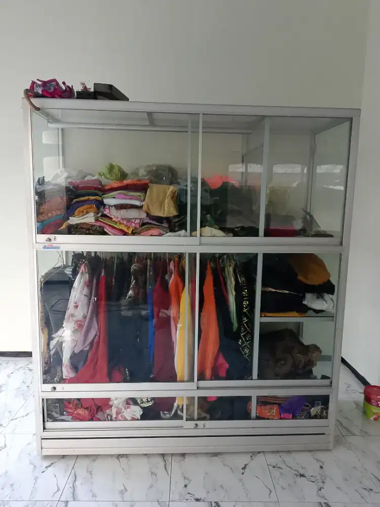 Dijual Etalase beserta Baju Pengantin