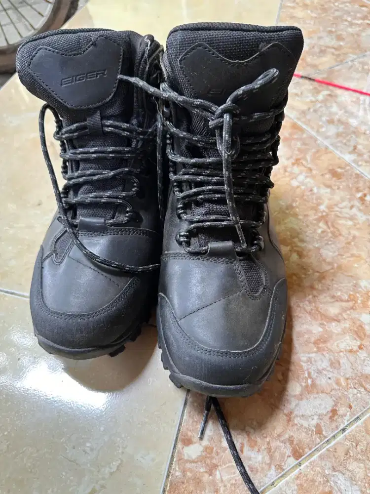 Sepatu Eiger hitam size 44