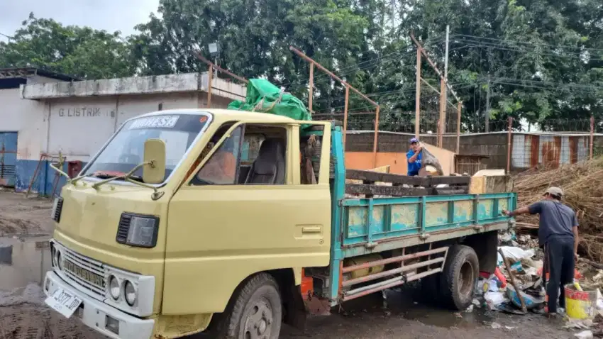 Urugan puing , tanah dan buang sampah