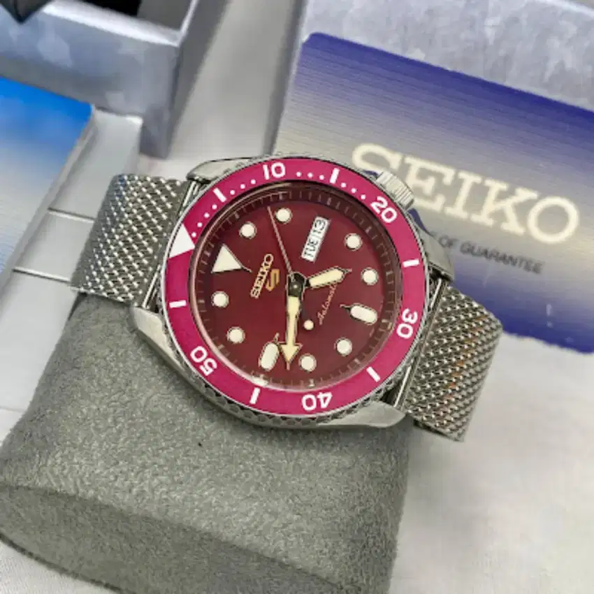 Seiko 5 sports automatic day date SRPD69K1 red with mesh bracelet