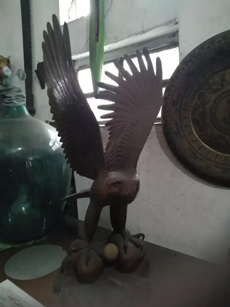 Patung kayu burung garuda