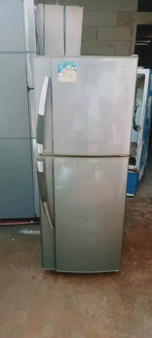 Dijual saja ini kulkas 2 pintu masih dingin karena mau ganti 2pintu.