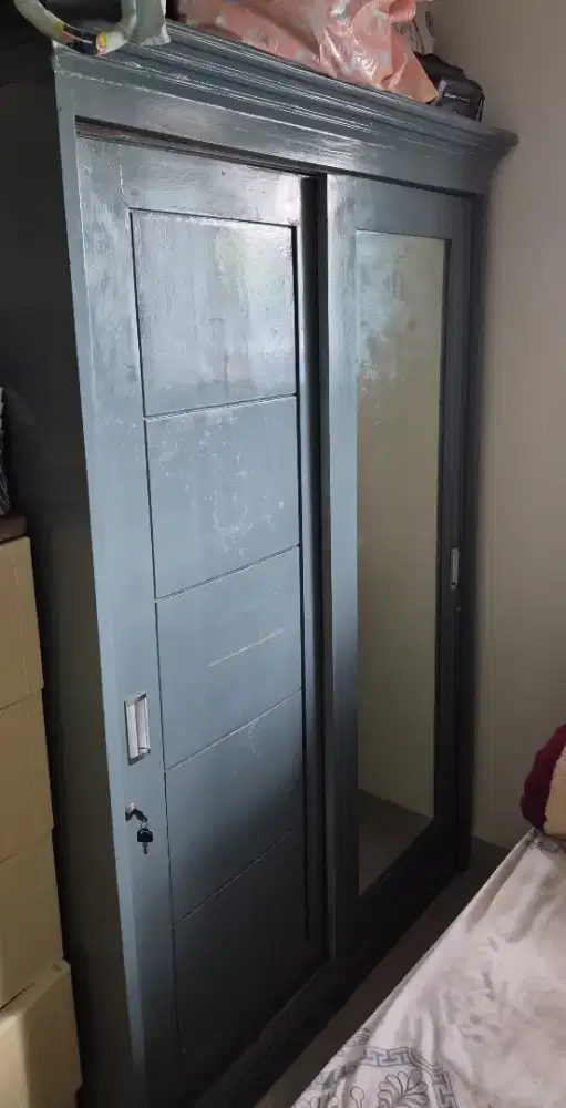 Lemari pakaian berbahan kamper