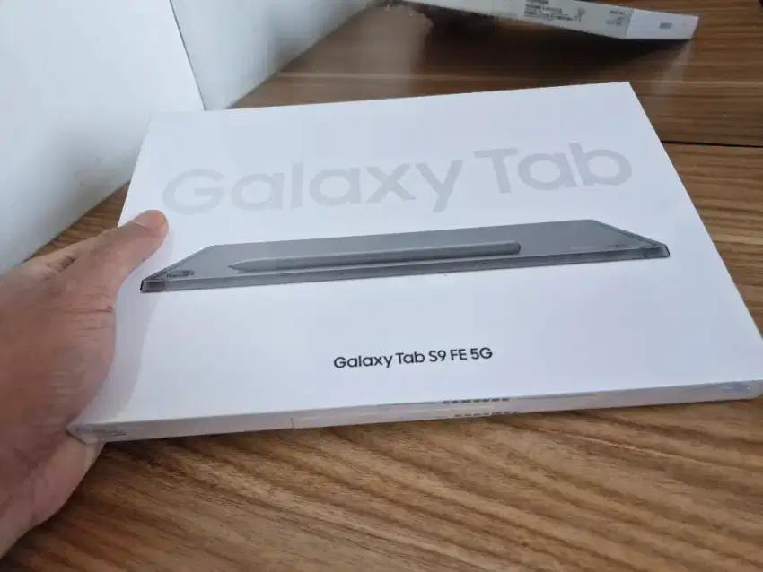 Samsung Galaxy Tab S9 FE 5G warna Grey (6 GB | 128 GB)