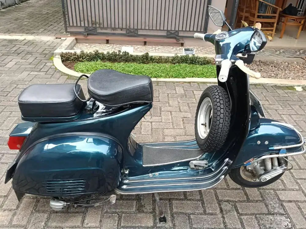 Motor Vespa Super 1976 biru hijau metalic kondisi istimewa