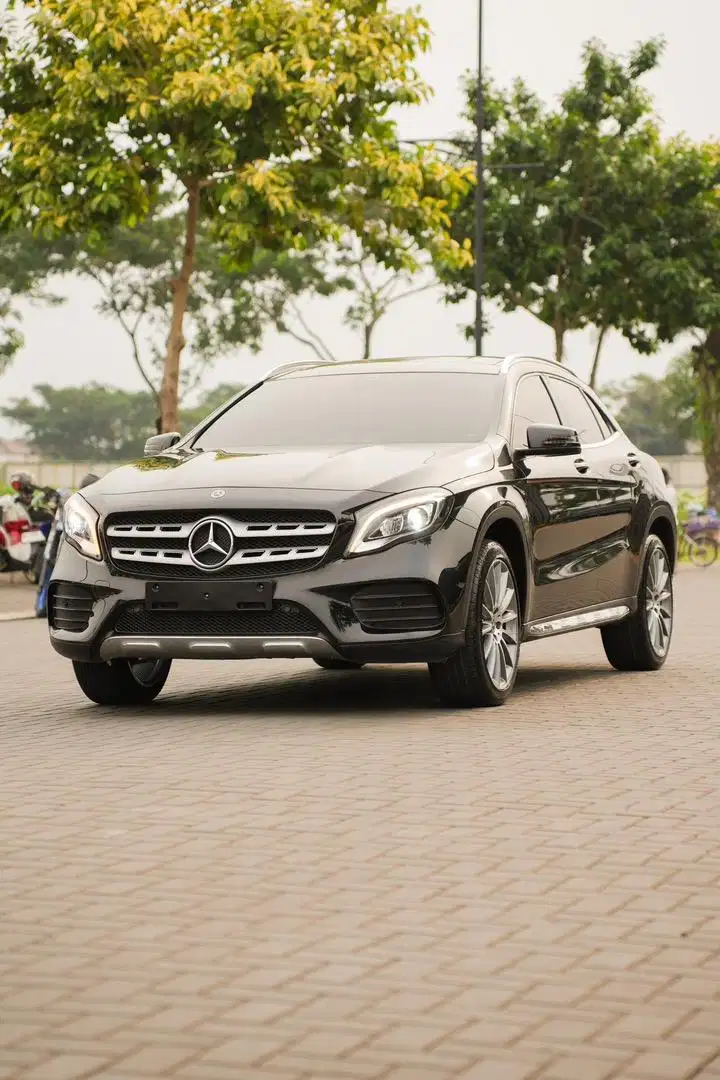 Nyaman! Mercedes Benz GLA200 AMG Night Edition 2020
