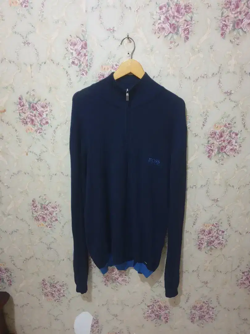 Mulus .authentic kaos .swaeter hugo boss size M