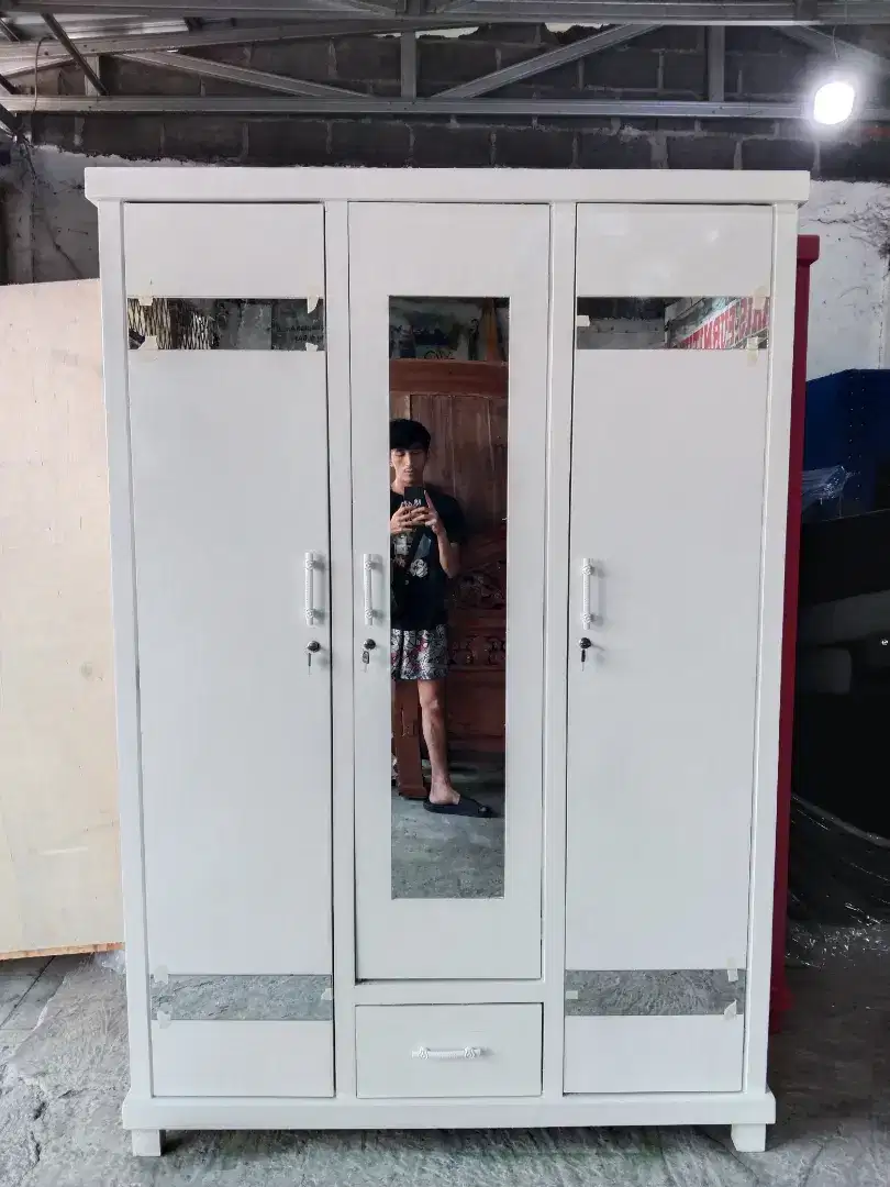 Lemari Pakaian 3 Pintu Kayu Multiplek Anti Air
