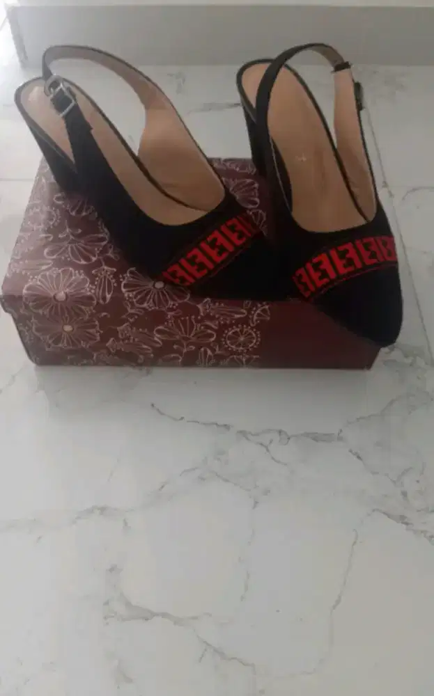 Sepatu heels hitam