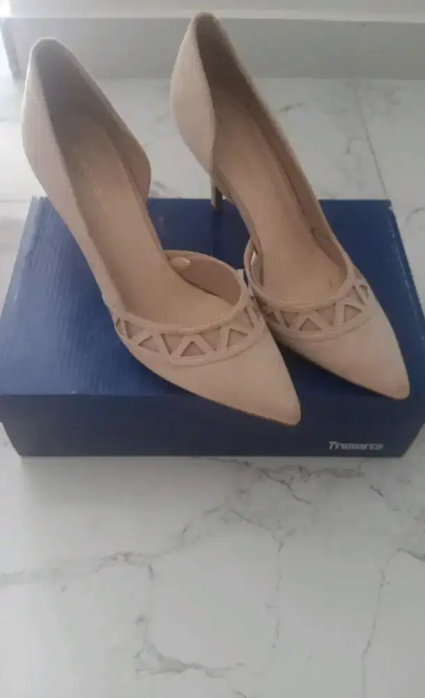 Sepatu heels suede
