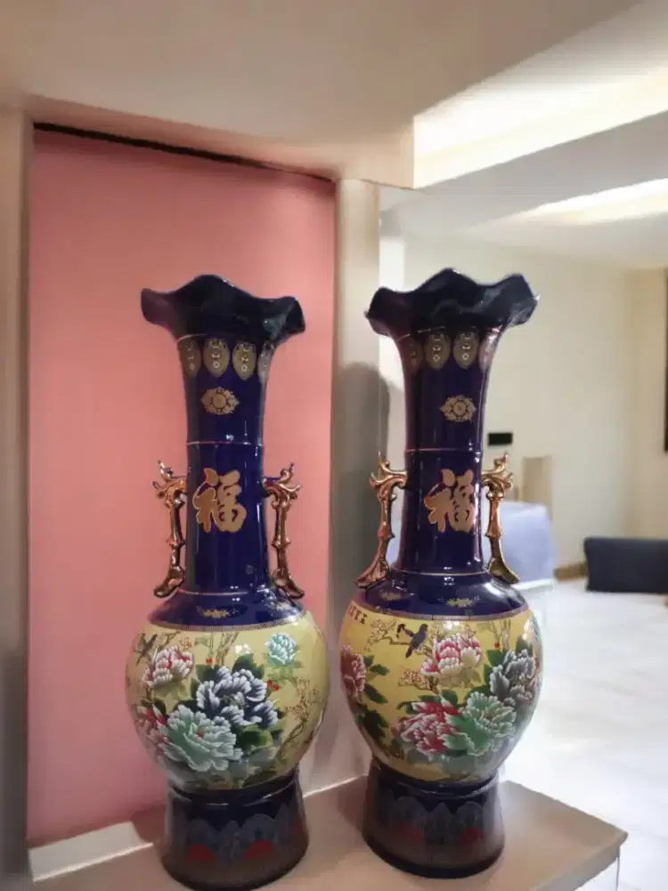 SEPASANG GUCI ANTIK KUNO BERSIMBOL FU