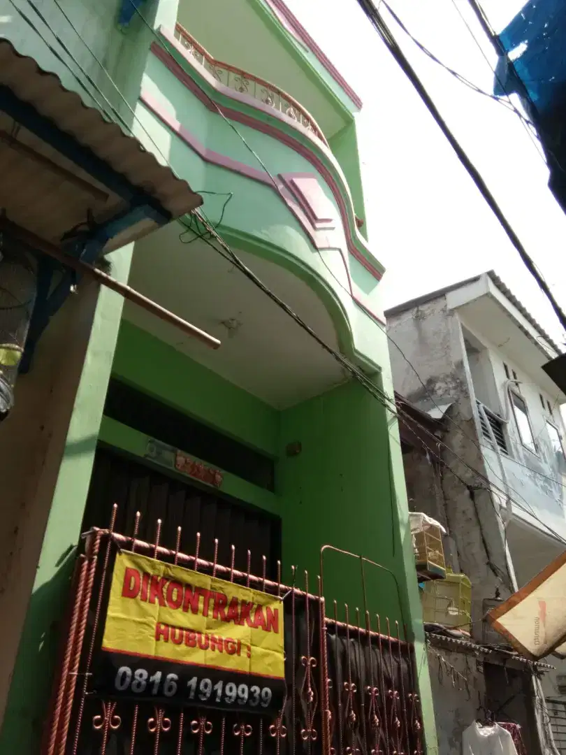 Disewakan rumah tinggal 2,5 lantai,bagus bersih nyaman.