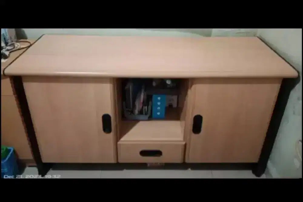 Meja TV seken sangat kuat dan kokoh