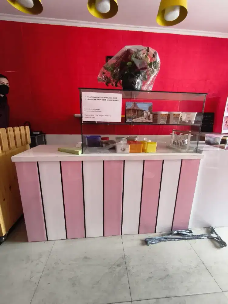Meja kasir dengan estalase kaca