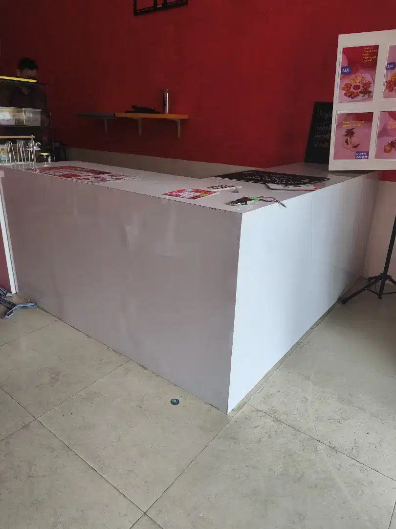 Meja L dengan laci
