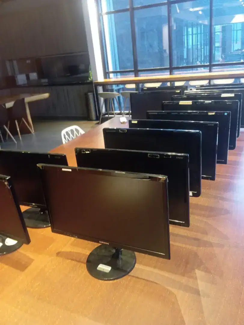 Terima jual beli komputer bekas ex lelangan kantor all in one monitor