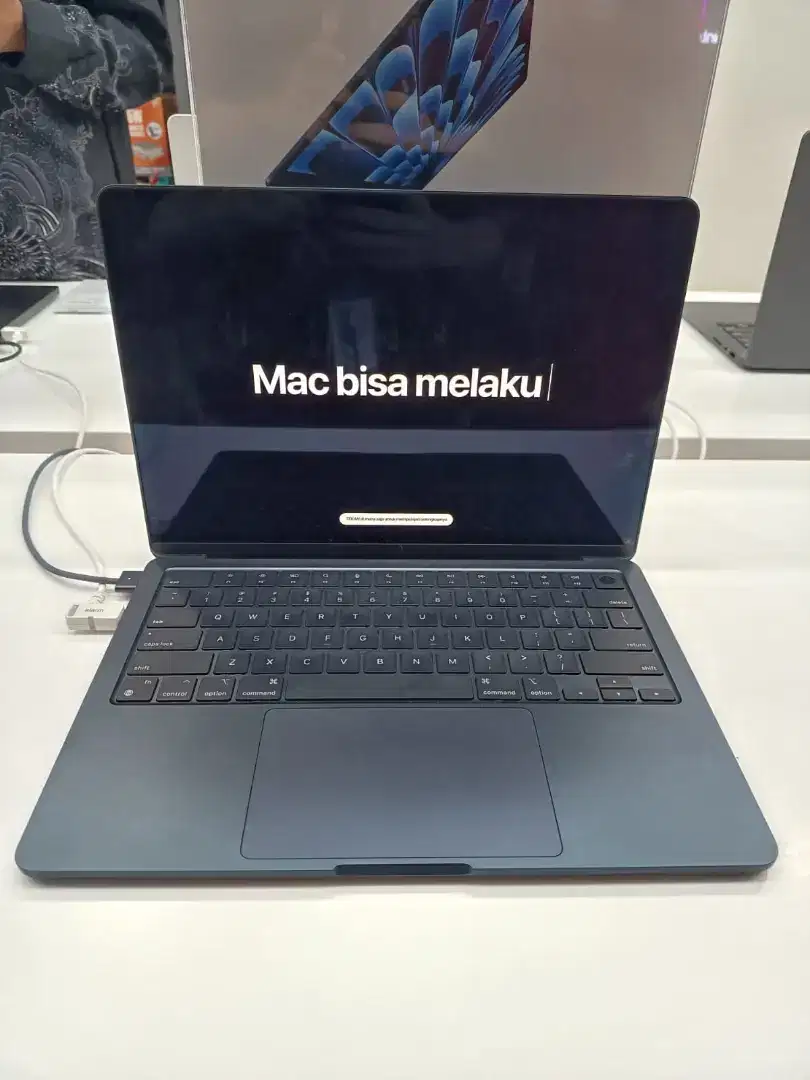 KREDIT MACBOOK M3 (13 INCI) PAKE PROMO BUNGA SEPESIAL O% HOME CREDIT