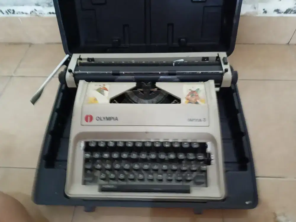 Mesin ketik manual olympia antik