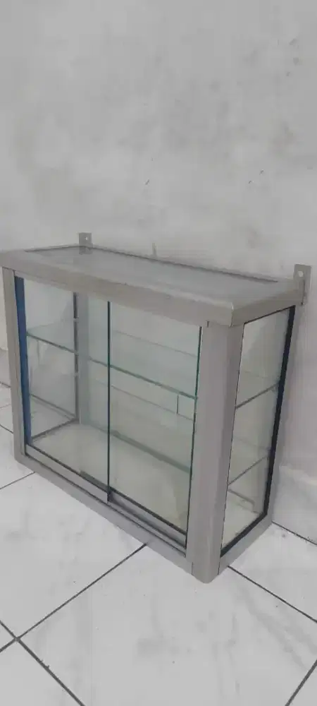 etalase mini alumunium kaca kondisi masih bagus
