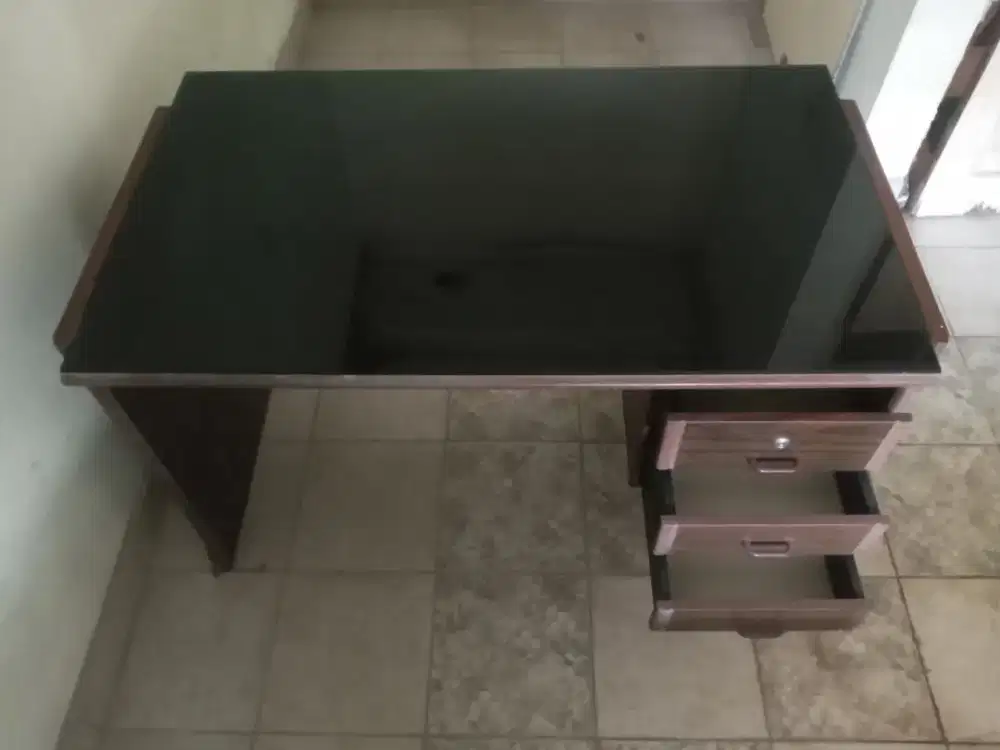 Meja tulis alas kaca