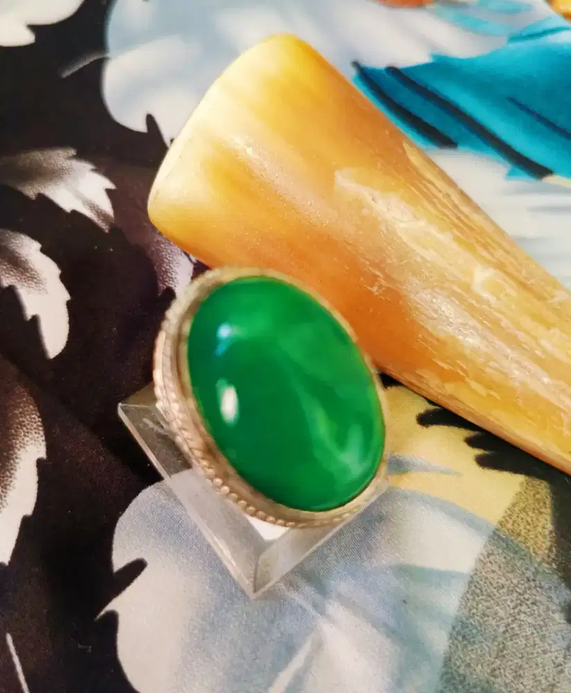 Cincin giok hijau istimewa