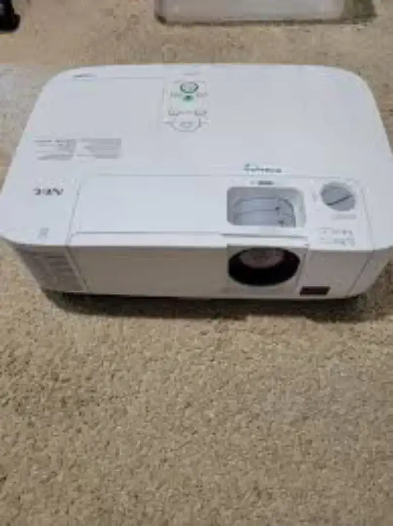 Proyektor 5000 lumen Nec, terang