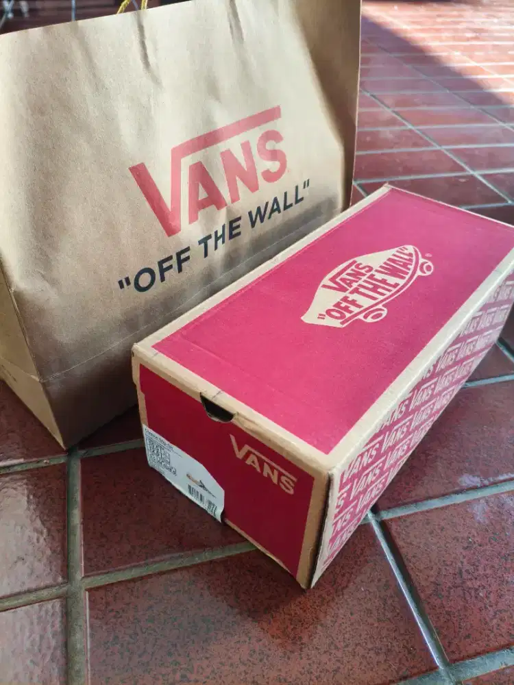 Sepatu slip on vans off the wall