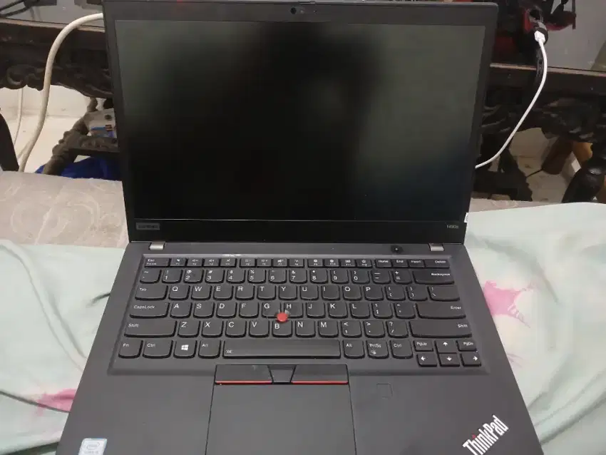 Laptop Thinkpad T490s IntelCore i5 Generasi 8, Ram 16/512 layar TS