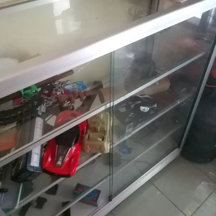 Etalase kaca warung