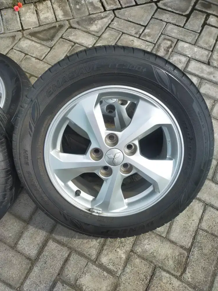 Velg dan Ban Original Mitsubishi Xpander Ring 16