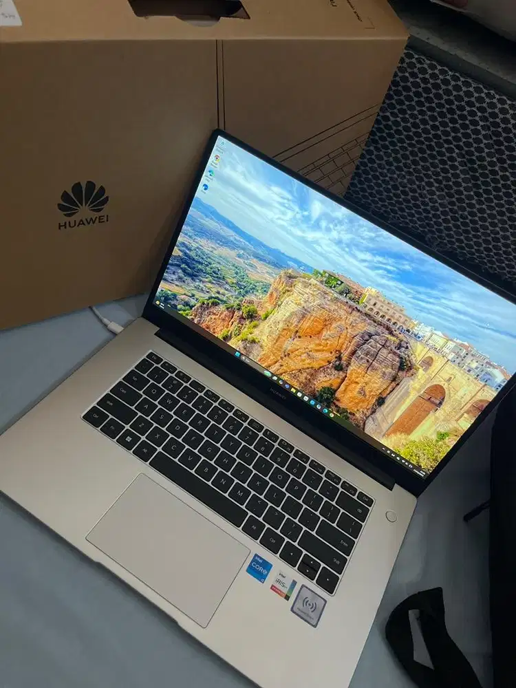 中古美品 最新Windows11+office 爆速SSD256GB HUAWEI MateBook HW-W19R
