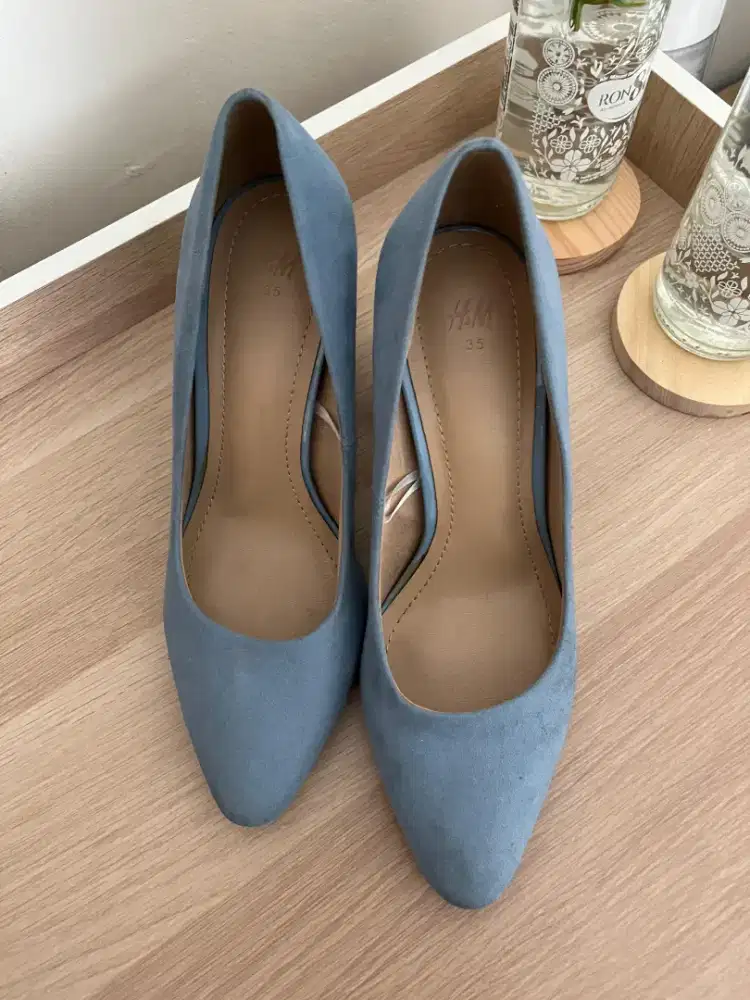 Sepatu heels H&M bahan suede ukuran 35 barang good condition