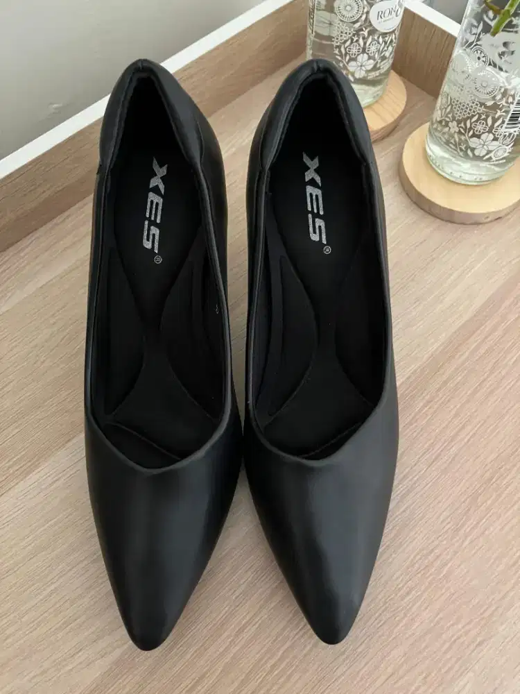Sepatu heels merk XES ukuran 35 warna hitam kondisi bagus