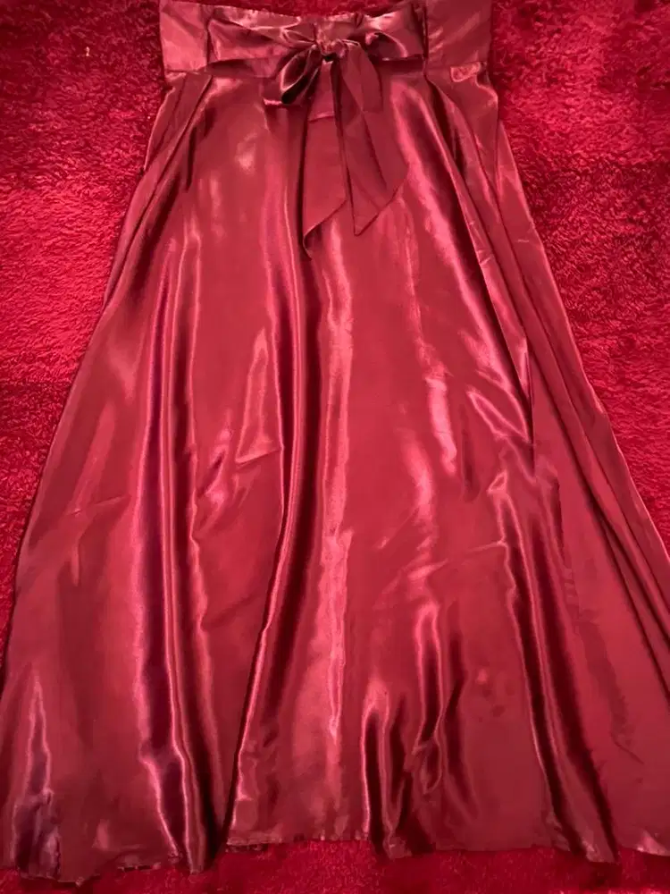 Rok satin merah