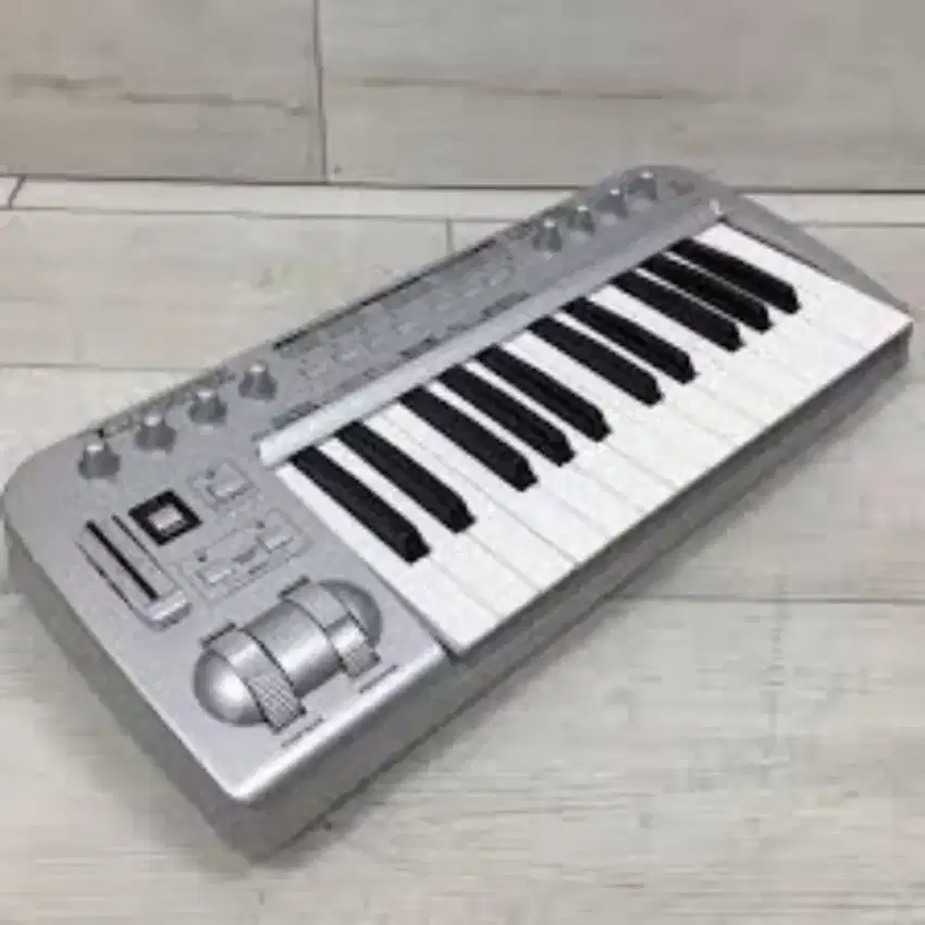 Barangkali ada yg minat midi controller behringer umx25 , normal mulus